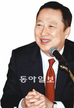 박용만 두산그룹 회장은 5일 기자간담회에서 경영 철학과 그룹의 비전에 대한 견해를 솔직히 밝혔다. 그는 “‘사람이 미래다’라는 기업 철학을 바탕으로 인재 육성 전략을 더욱 강력하게 추진하겠다”며 “포트폴리오의 집중을 통해 글로벌 기업으로 거듭나겠다”고 말했다. 두산그룹 제공