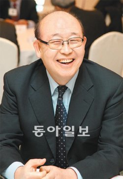 5일 서울 영등포구 여의도동 전국경제인연합회에서 열린 경영닥터제 발대식에서 김성덕 중소기업경영자문봉사단 위원장(전 연합철강 대표)이 그동안의 성과보고를 받으며 활짝 웃고 있다. 전국경제인연합회 제공