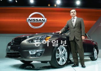 카를로스 곤 르노-닛산연합 회장이 닛산의 신형 중형세단 ‘뉴 알티마’를 소개하고 있다. 닛산자동차 제공