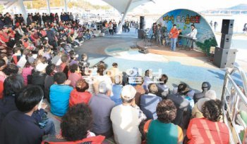 전남 강진군 명품 공연으로 인기를 끌고 있는 ‘마량미항 토요음악회’. 올해는 7일 오후 4시 첫 공연을 갖는다. 강진군 제공