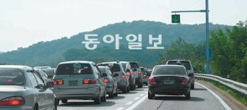 영동고속도로에 설치된 갓길 차로를 지나가는 자동차 행렬. 한국도로공사는 2014년까지 갓길 차로 등의 도로 효율 개선 대책을 통해 고속도로 정체구간을 현재의 절반 수준으로 줄일 계획이다. 한국도로공사 제공