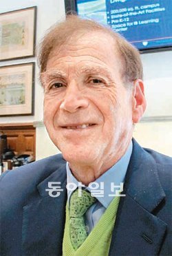 미국 뉴욕 맨해튼 센트럴파크 바로 옆에 위치한 드와이트스쿨 정문에서 포즈를 취한 이 학교 스티븐 스판 총교장. 뉴욕=박현진 특파원 witness@donga.com