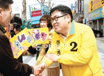 서울 노원갑의 민주통합당 김용민 후보가 과거 부적절한 발언으로 자질 논란에 휩싸인 가운데 5일 노원구 공릉동에서 주민들을 만나 인사를 나누고 있다. 원대연 기자 yeon72@donga.com