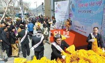 식목일인 5일 오후 서울 종로구 세종로 동아미디어센터 앞에서 시민들이 줄지어 무궁화 묘목을 받아가고 있다. 동아일보는 1985년부터 해마다 무궁화 묘목 나누기 행사를 해왔으며 이날 시민들에게 2만 그루의 묘목을 나눠줬다. 최혁중 기자 sajinman@donga.com