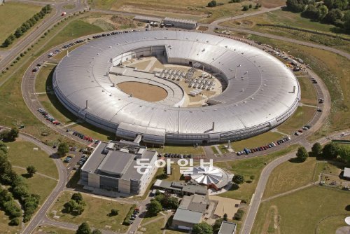옥스퍼드 인근에 위치한 영국 최대 국립과학연구단지인 ‘하웰과학혁신캠퍼스’. 도넛 모양의 은색 건물이 2007년 가동을 시작한 방사광가속기 ‘다이아몬드’다.
