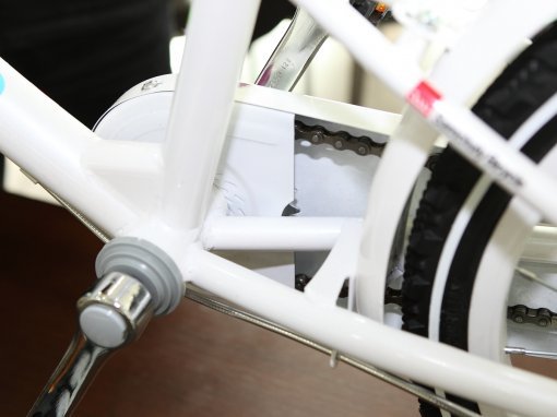 삼천리자전거는 손을 넣을 수 없도록 크랭크 커버를 씌웠고, BB 캡도 장착했다.