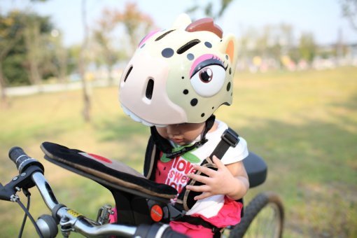 머리가 작은 유아는 유아용 헬멧을 사용하고, 유아용 헬멧이 유치하다고 할만큼 자란 어린이는 성인용 헬멧 중 가장 작은 사이즈를 씌워주자.