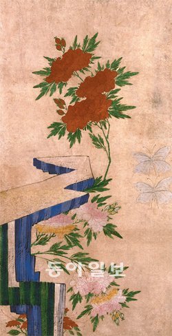 ‘모란도’(19세기 후반), 파리 기메동양박물관 소장, 종이에 채색, 37.5×76.0cm. 민화 모란도에서는 직선으로 단순화한 수석을 중심으로, 활짝 핀 붉은 모란꽃 세 송이와 두 마리의 흰 나비가 간결하면서도 활력 넘치게 표현됐다.