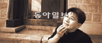 9년 만에 장편 ‘위풍당당’을 펴낸 소설가 성석제는 “개그와 문학의 웃음은 다르다. 개그는 순발력과 말재간이 중요하지만 문학은 보수적이고 느리다. 난 일부러 웃기려 했다기보다는 웃을 분위기만 만들어줬다”고 말했다. 문학동네 제공