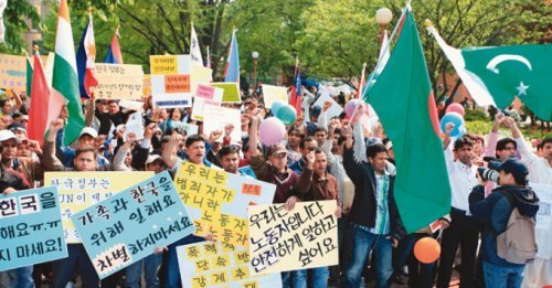 2008년 노동절 집회에서 외국인근로자들이 불법체류자 단속 및 추방에 항의하고 있다.