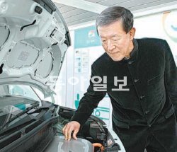 허창수 GS그룹 회장이 6일 제주도 스마트그리드 실증단지 안에 있는 GS칼텍스 스마트그리드 홍보관에서 전기자동차 충전 시설을 살펴보고 있다. GS그룹 제공