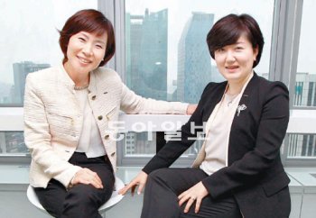 면세점업계 사상 최초의 여성 점장이 된 롯데면세점 원정숙 김포점장(오른쪽)과 이선화 제주점장은 “소비자가 말하지 않는 세심한 욕구까지 읽어내야 하는 면세점은 여성의 강점을 충분히 살릴 수 있는 직장”이라고 말했다. 최혁중 기자 sajinman@donga.com