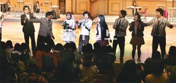 7일 오전 대구학생문화센터 대공연장 무대에 오른 뮤지컬 ‘선인장 꽃피다’의 공연이 끝난 뒤 객석에 앉아 있던 학생 등 관람객이 모두 일어나 배우들과 함께 노래를 부르고 있다. 노인호 기자 inho@donga.com