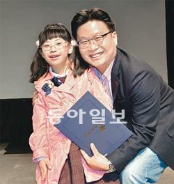 서경덕 씨(오른쪽)가 8일 서울 종로구 대학로 예술마당 제4관에서 열린 토크콘서트에 참석해 푸르메재단 홍보대사 위촉장을 받고 기념 촬영을 하고 있다. 푸르메재단 제공