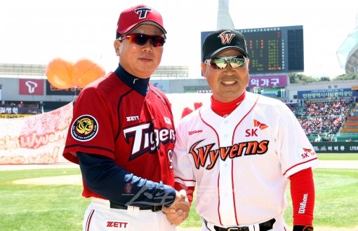 시즌 첫 상대로 마주친 KIA 선동열 감독(왼쪽)과 SK 이만수 감독이 7일 문학 개막전에 앞서 악수를 나누고 있다. 문학｜김민성 기자 marineboy@donga.com 트위터 @bluemarine007