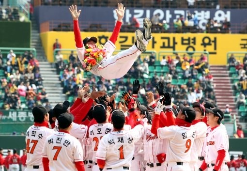 21년간 그라운드에서 함께했던 ‘어린왕자’와의 작별. 2010년을 끝으로 마운드에서 내려온 SK 김원형 코치가 8일 문학 
KIA전에 앞서 열린 은퇴식에서 후배들의 헹가래를 받고 있다. 문학｜김민성 기자 marinboy@donga.com 트위터 
@bluemarine007