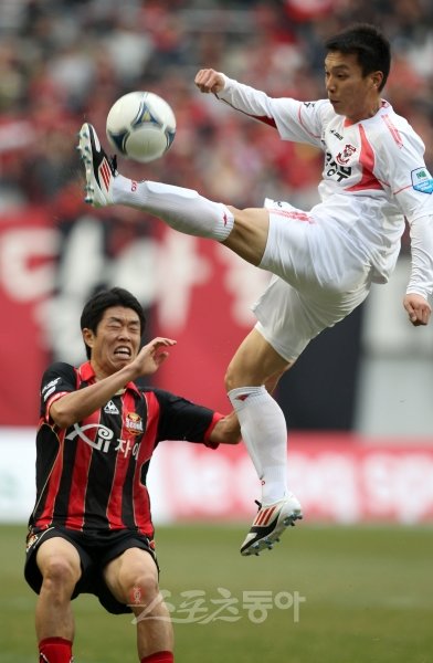 상주 김치우(오른쪽)가 8일 서울월드컵경기장에서 열린 FC서울과 경기 중 현영민을 앞에 두고 이단옆차기를 연상시키는 자세로 공중에 뜬공을 걷어내고 있다. 상암｜김종원 기자 won@donga.com 트위터 @beanjjun