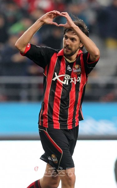 8일 서울월드컵경기장에서 열린 2012 프로축구 K리그 FC서울 대 상주상무 경기에서 FC서울 데얀이 후반전 자신의 두번째 헤딩골을 성공시킨 후 서포터즈를 향해 손으로 하트모양을 그려보이고 있다. 상암｜김종원기자 won@donga.com 트위터 @beanjjun