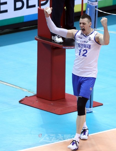 8일 오후 대전 충무체육관에서 열린 프로배구 2011-2012 V리그 삼성화재와 대한항공의 챔피언결정전 2차전경기에서 대한항공 마틴이 공격 포인트를 올린 후 포효하고 있다.
대전｜박화용 기자 inphoto@donga.com 트위터 @seven7sola