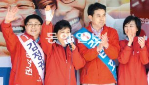 박근혜 김해 지원유세 박근혜 새누리당 선거대책위원장이 7일 경남 김해시 ‘시민의 종’ 앞에서 지원 유세를 벌이고 있다. 왼쪽부터 김정권 후보(김해갑), 박 위원장, 김태호 후보(김해을), 조윤선 대변인. 김해=뉴시스