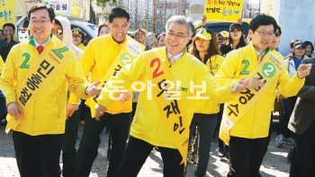 문재인 춤추며 지지 호소 부산 사상에 출마한 문재인 민주통합당 상임고문(가운데)이 7일 김해 가야문화축제장에서 민홍철(김해갑·왼쪽), 김경수 후보(김해을·오른쪽)와 함께 춤을 추며 지지를 호소하고 있다. 김해=뉴시스