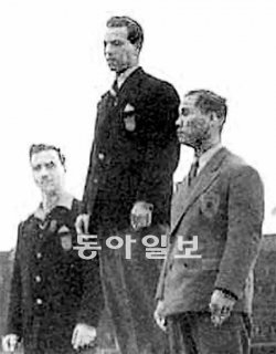 1948년 런던 올림픽 역도 미들급에서 동메달을 차지한 김성집 대한체육회 고문(오른쪽)이 시상식에 참가하고 있다. 동아일보DB