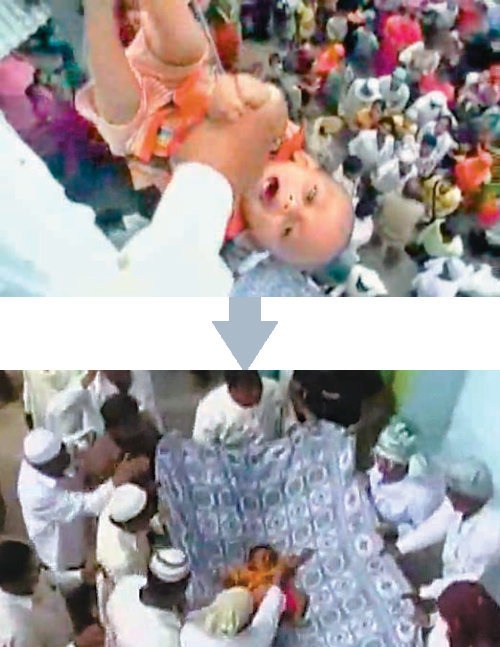 한 인도 아기가 9m 높이의 탑에서 떨어지기 직전 겁에 질려 울고 있다(위쪽). 마을 사람 10여 명이 담요를 펼쳐 잡고 탑에서 떨어진 아기를 받고 있다(아래). 사진 출처 유튜브