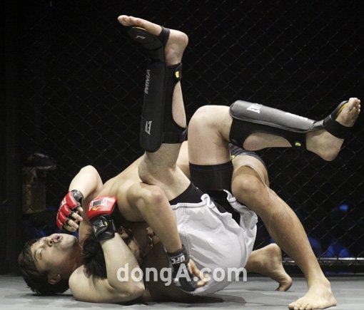 양준혁과 김동현이 서울 강서구 KBS 88체육관 제1경기장에서 열린 채널A ‘불멸의 국가대표’공개 녹화에서 경기를 펼치고 있다. 국경원 기자 onecut@donga.com