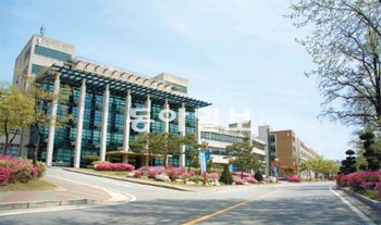 과학기술 분야에 특성화된 일반대. 서울과학기술대가 올해부터 산업대에서 일반대로 바뀐 이유다. 기업과 현장 중심의 산학협력을 통해 같은 규모의 대학에서는 취업률이 전국 1위다. 올해 등록금은 실질적으로 40% 정도를 인하했다. 서울과학기술대 제공
