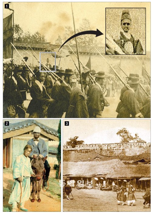 1880년대 고종황제 어가행렬을 알렌이 사진으로 찍었다. 가운데 선글라스를 쓴 인물이 고종이다(①). 알렌이 왕진을 떠날 때 당나귀를 타고 가는 사진은 채색된 것이 공개됐다(②). 1889년 서울 성곽 주변 시장에 들어선 초가집 점포 앞을 양반 아낙네들이 지나
가고 있다(③). 연세대 의대 동은의학박물관 제공