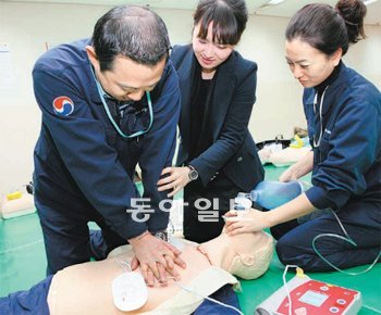 대한항공 승무원들은 매년 정기적으로 항공의료센터에서 응급처치술 교육과정을 이수 해야 한다. 대한항공 승무원들이 심폐소생술을 배우고 있다. 대한항공 제공