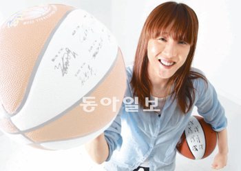 여자 프로농구 신한은행의 김단비가 신한은행의 6시즌 연속 통합챔피언 기념 사인볼을 들고 포즈를 취했다. 웃는 것이 어색하다고 했지만 우승 순간을 떠올려보라고 하자 활짝 웃었다. 최혁중 기자 sajinman@donga.com