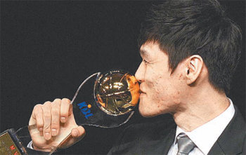 동부 윤호영이 9일 서울 교육문화회관에서 열린 시상식에서 정규시즌 최우수선수로 뽑힌 뒤 트로피에 입맞춤을 하고 있다. 뉴시스