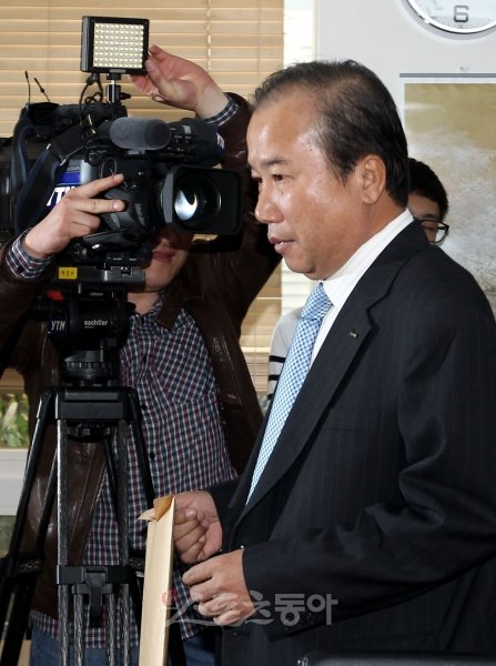 초지일관이었다. 9구단 창단부터 반대했던 롯데 장병수 사장이 2013년 NC의 1군 진입도 강하게 비판했다. 장 사장이 KBO 이사회에 참석하기 위해 회의장으로 들어서고 있다.  김민성 기자