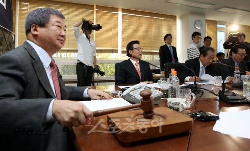 한국야구위원회(KBO) 구본능 총재(왼쪽 끝)가 의사봉을 치며 2013년 NC의 1군 승격을 심의하는 2012년 제3차 이사회의 
시작을 알리고 있다. 김민성 기자 marineboy@donga.com 트위터 @bluemarine007