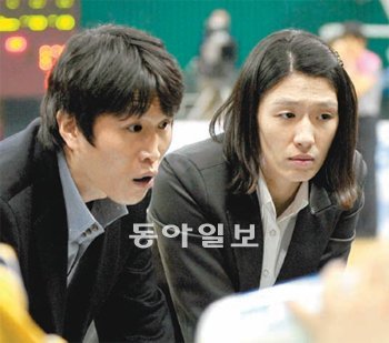신한은행 코칭스태프 시절의 위성우(왼쪽), 전주원 코치. WKBL 제공