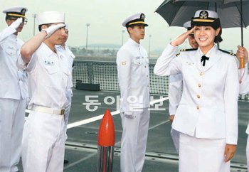 해군 홍보대사로 위촉된 골프 선수 최나연(오른쪽)이 10일 경기 평택 해군 제2함대 사령부를 방문해 흰색 해군 정복을 입고 거수경례를 하며 미소 짓고 있다. 세마 제공