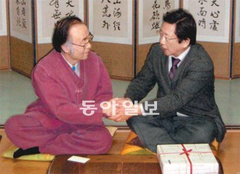 10일 광주에서 독립운동가 후손인 심정섭 씨(왼쪽)가 일제의 만행을 사과하는 우에다 쇼지 씨와 악수를 하고 있다. 광주=이형주 기자 peneye09@donga.com