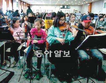 7일 오후 서울 금천구 시흥동 구청 대강당에서 열린 ‘금천 하모니 오케스트라 공연’ 리허설 장면. 지난해 첫 공연에서 710명의 주민이 참여해 국내 최고 기록을 세운 구는 14일 열리는 공연에서 1000명이 동시에 악기를 연주하는 기록에 도전한다. 금천구 제공