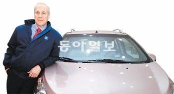 스티브 클락 한국GM 신임 연구소장이 경차 ‘스파크’ 옆에 서서 포즈를 취했다. 그는 9일 동아일보와의 인터뷰에서 “우수한 엔지니어가 많은 한국에서 연구활동을 할 수 있다는 것은 행운”이라고 말했다. 한국GM 제공