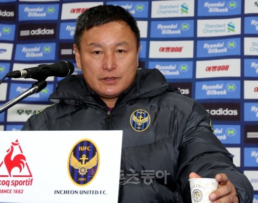 사퇴 기자회견에서 어두운 표정으로 질문에 답하고 있는 인천 허정무 감독. 인천｜김민성 기자 marineboy@donga.com 트위터 @bluemarine007