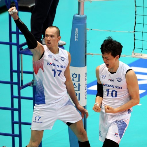 11일 인천 도원체육관에서 열린 2011∼2012 NH농협 프로배구 V리그 남자부 챔피언결정전 3차전에서 대한항공 마틴(왼쪽)과 
이영택이 삼성화재 공격을 블로킹으로 막아낸 뒤 환호하고 있다.  인천｜김민성 기자 marineboy@donga.com 트위터 
bluemarine007