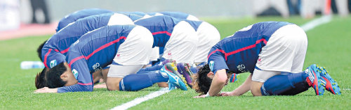 “허정무 감독님, 골 받으세요” 프로축구 인천 선수들이 11일 안방에서 열린 광주와의 경기에서 전반 17분 최종환의 선제골이 터진 뒤 이날 경기를 끝으로 지휘봉을 내려놓은 허정무 인천 감독에게 절하고 있다. 인천은 광주와 1-1로 비겼다. 인천=뉴시스