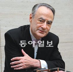 심사위원장 제라르 풀레 씨