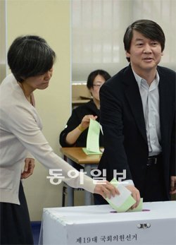 안철수 원장도 한 표 서울 용산구 한강초등학교 투표소에서 안철수 원장(오른쪽)과 부인 김미경 씨가 투표했다. 사진공동취재단