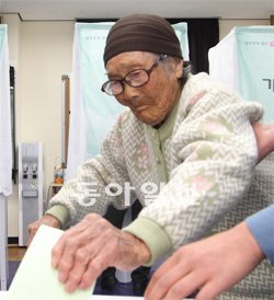 111세 할머니도 올해 111세인 신행년 할머니가 제주 제주시 한림읍에서 정성스럽게 주권을 행사하고 있다. 제주도민일보 제공