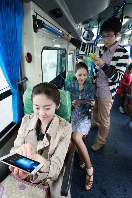 KT가 전국 버스 1100여개 노선에 3G보다 3배 빠른 이동 와이파이를 구축해 서비스에 나선다. 사진제공｜KT