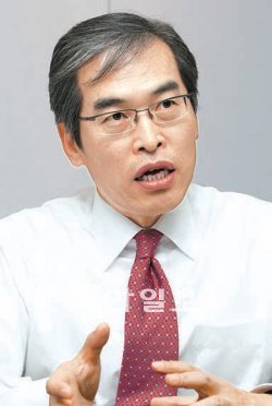 지난달 한국수입자동차협회 회장에 취임한 정재희 포드코리아 사장은 “수입차 브랜드들의 서비스 및 사회공헌 확대를 위해 노력하겠다”고 말했다. 장승윤 기자 tomato99@donga.com