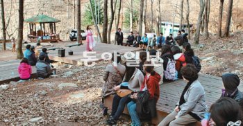 대전 계족산에서 펼쳐지는 숲속음악회가 14일 오후 3시부터 시작돼 월 8차례 이상 상설무대로 열린다. 사진은 소프라노 정진옥 에코페라 단장의 리허설 장면. 이기진 기자 doyoce@donga.com