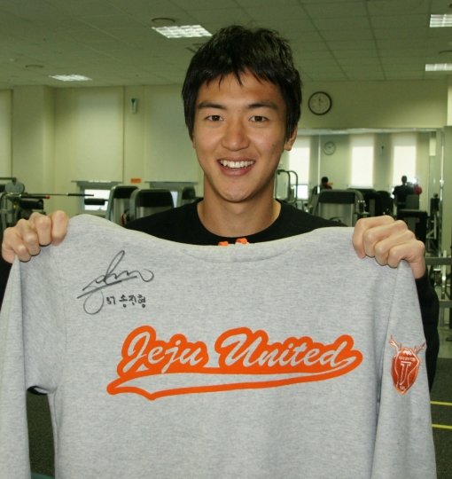 송진형은 제주 미드필드 라인을 진두지휘하며 K리그 돌풍을 일으키고 있다. 송진형이 직접 사인한 구단 티셔츠를 들고 환하게 웃고 있다. 사진제공｜제주 유나이티드